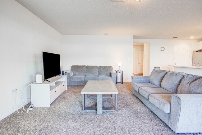 Building Photo - MOVE-IN READY 3/2 IN ENTRADA!