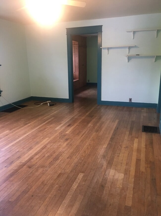 Building Photo - 2 bedroom, 1 bath Bungalow - Available Now!