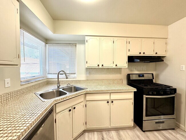 Building Photo - 1074 Gerona Ave