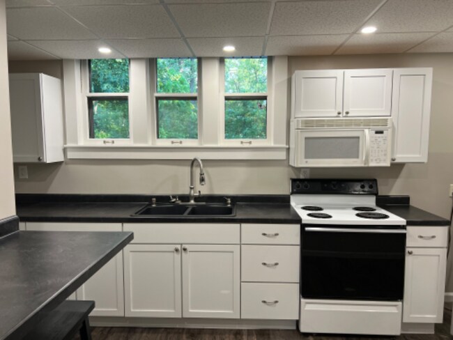 Building Photo - 208 E Front St