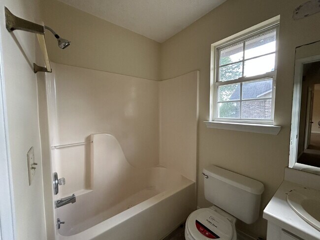 Building Photo - 942 Poppleton Dr