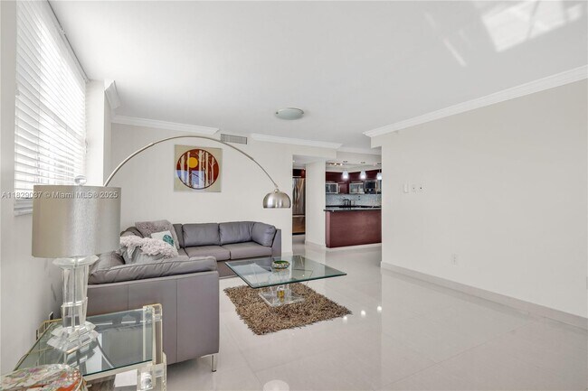 Building Photo - 1623 Collins Ave