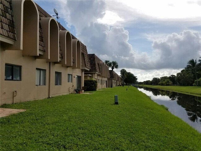 Building Photo - 10926 Royal Palm Blvd