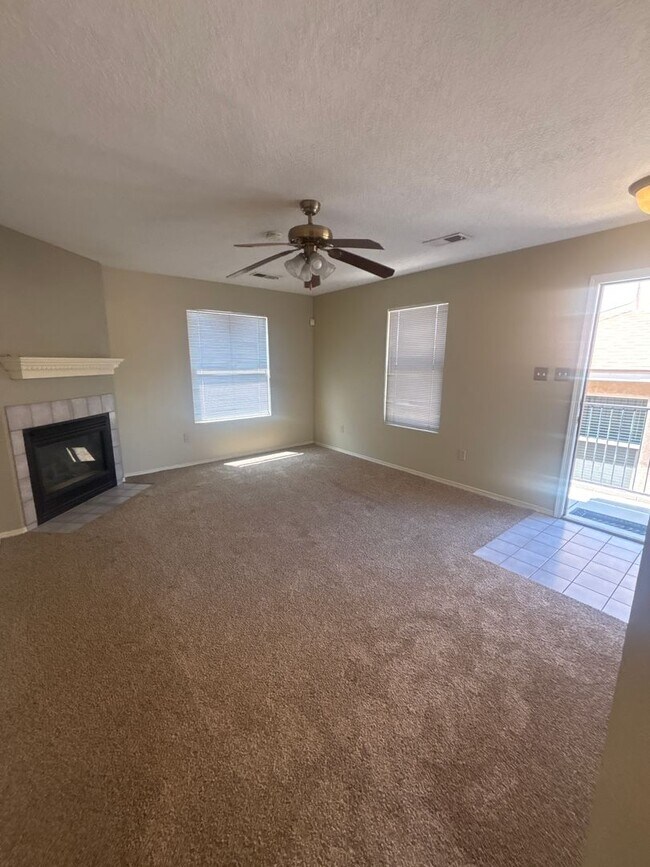 Building Photo - 6405 La Habra Ln NE