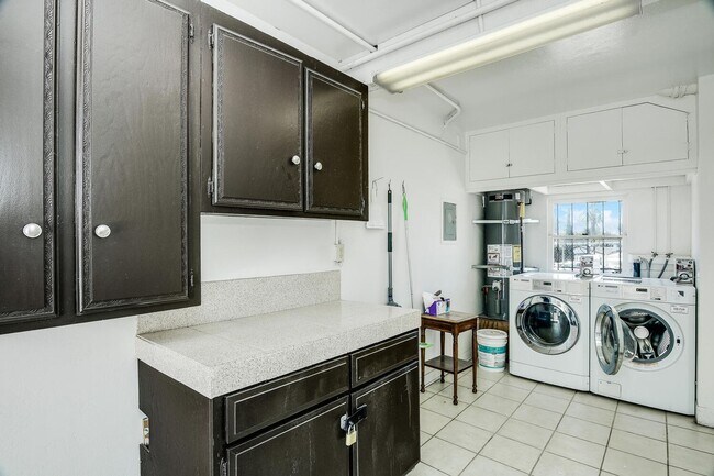 Building Photo - Upstairs One Bedroom Available in Talmadge!