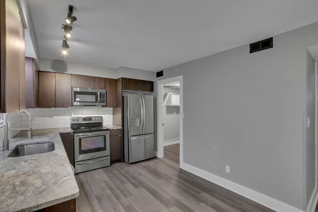 Building Photo - Beautiful 3 Bedroom 1.5 Bathroom Townhome Minutes from Easton