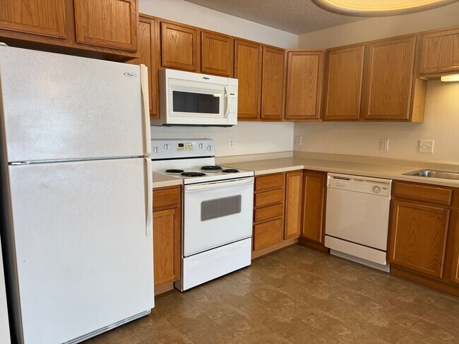 Building Photo - 2 bed 2 bath 1st Floor South Fargo