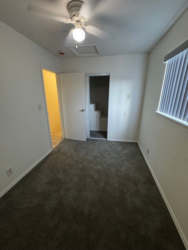 Building Photo - 5 Bedroom, 3.5 Bath, Beautiful 1,856 SQ FT...