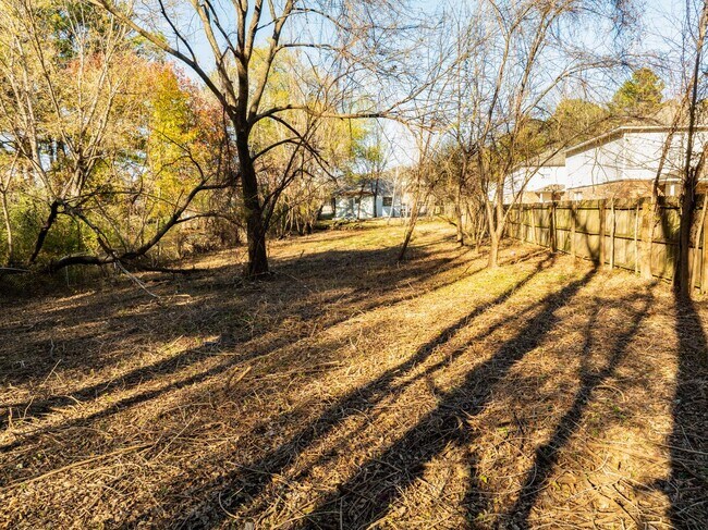 Building Photo - Freshly Updated 3 Bedroom House