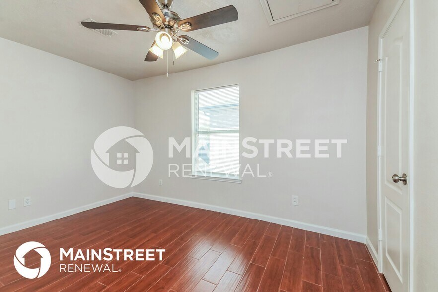 Building Photo - 4602 Lee Hutson Ln