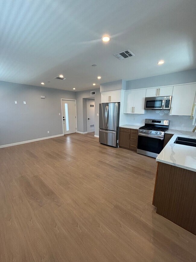 Building Photo - Beautiful 2 bed 1 bath modern apartment in...