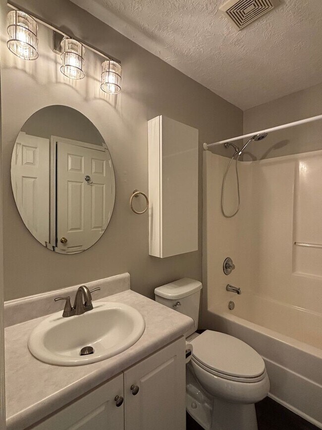 Building Photo - AVAILABLE NOW- LOW MAINTENANCE, MOVE-IN READY PATIO HOME IN NE COLUMBIA!!