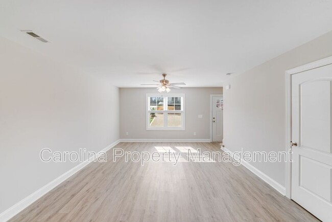Building Photo - 602 W 8th St