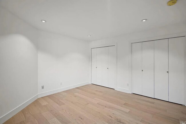 Building Photo - Beautifully updated Seminary Condo near Ri...