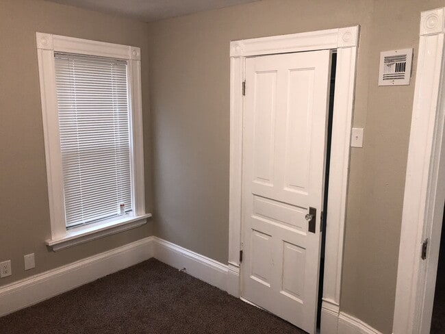 Building Photo - Updated 5BR/1.5BA Rent to Own Single Family Home