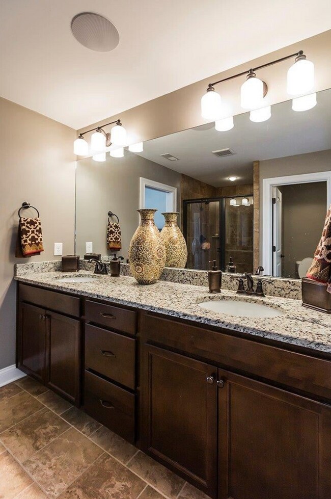 Building Photo - Beautiful corner-lot townhome in the heart of Beaumont Park