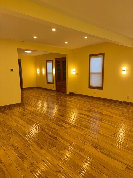 Building Photo - 341 Riverdale Dr