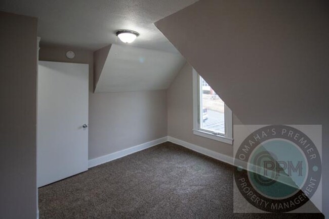 Building Photo - Cute 2 Bedroom House In South Omaha