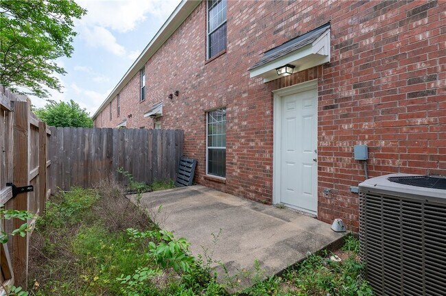 Building Photo - 1001 Krenek Tap Rd