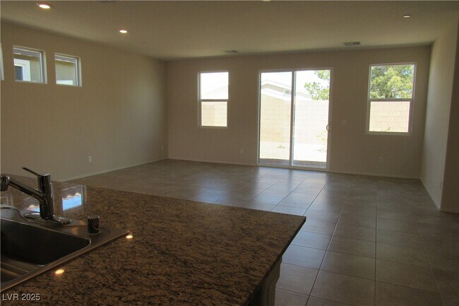 Building Photo - 2124 Del Aqua Ave