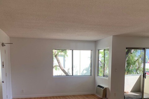 Building Photo - 1525 N Kenmore Ave