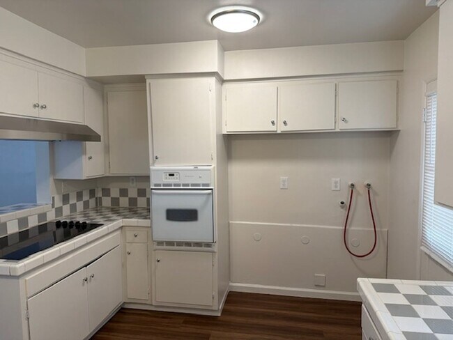Building Photo - 251 E 49th St