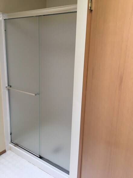 Master bathroom with large shower - 610 Glen St