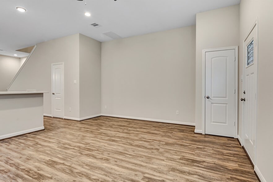 Building Photo - 21 Latham