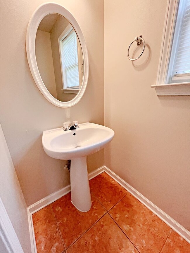 Building Photo - Charming 3 Bedroom Home