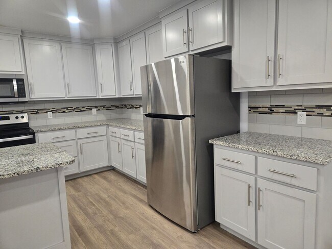 Building Photo - Spacious 4/3/2 Home with Modern Finishes and Great Location