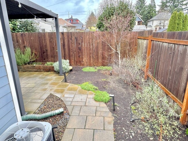 Building Photo - Boise Neighborhood 2-Story with A/C, Attached Garage, Fenced Backyard