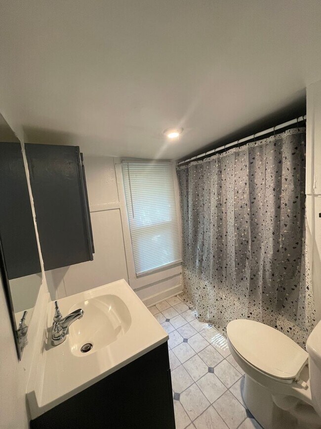 Building Photo - Two Bedroom, One Bath House! Apply-your application fee will be credited to your first month’s re...