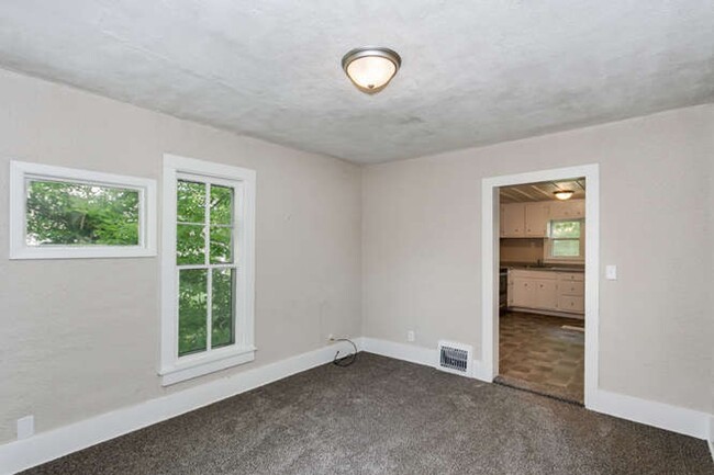 Building Photo - Available soon 12/27/24 in Newton! Spaciou...