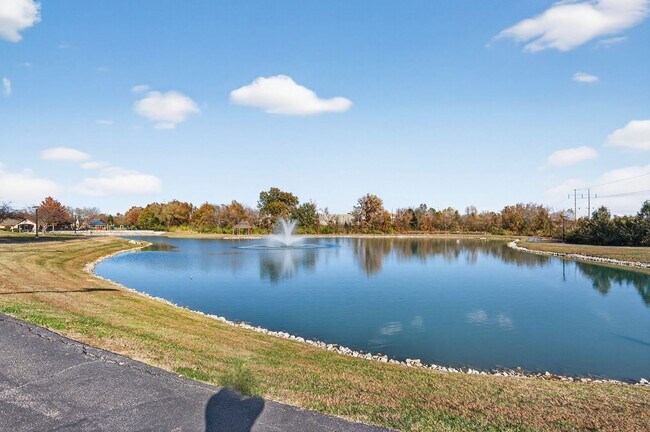 Building Photo - Spacious 3BR Townhome Across From Neighbor...