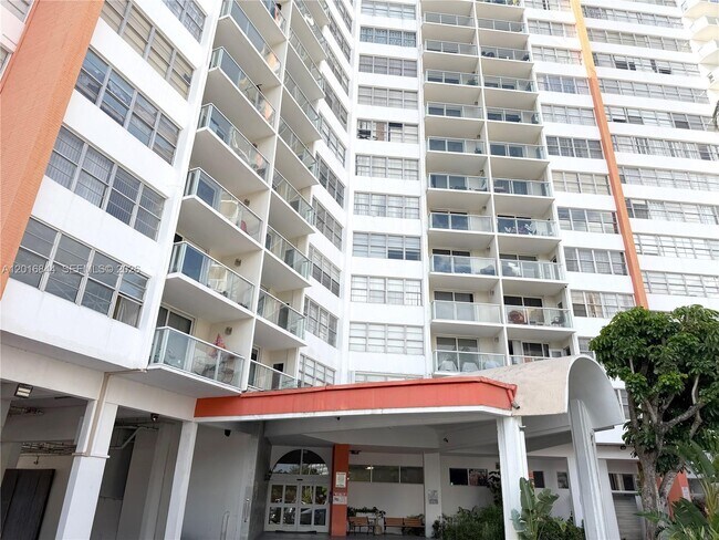 Building Photo - 1301 NE Miami Gardens Dr