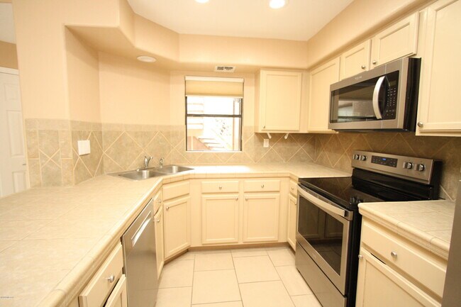 Building Photo - 6655 N Canyon Crest Dr