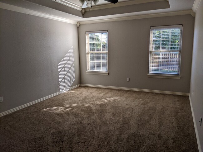 Building Photo - 569 Westfield St