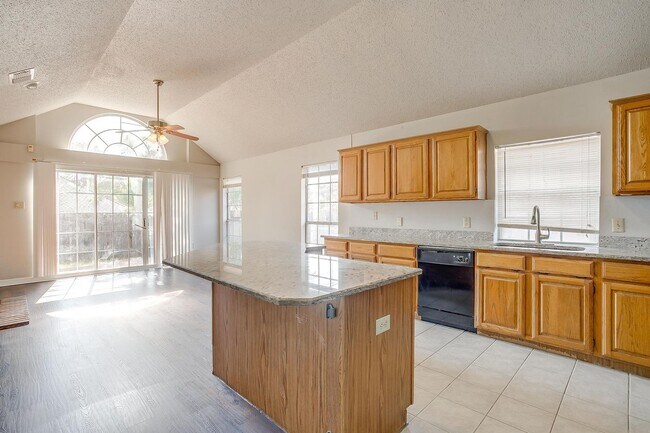 Building Photo - Open Floorplan with 3 Bed, 2 Bath Home in Established Neighborhood- Fort Worth- 76120