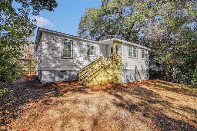 Building Photo - 643 W 8th Ave