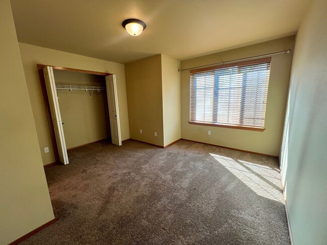 Building Photo - Spacious 2 Bed 2.5 Bath Townhome with Atta...