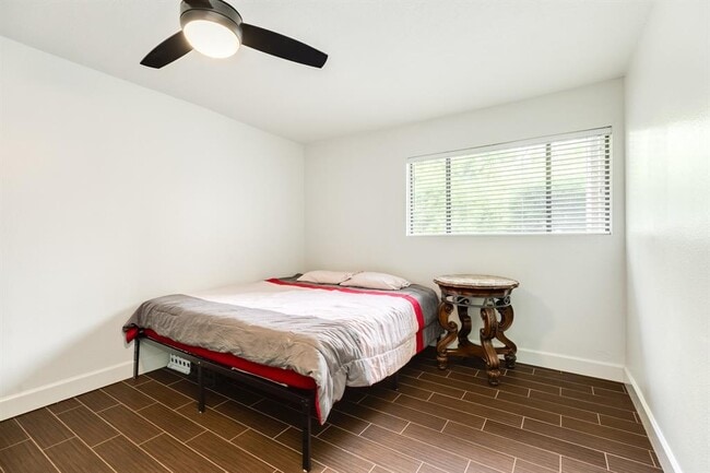Building Photo - 7098 N Holiday Dr