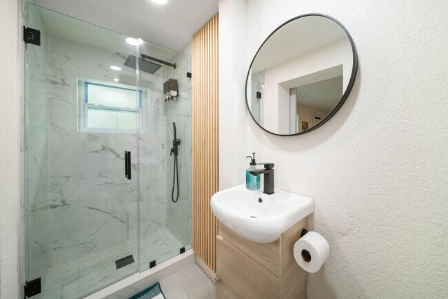 Building Photo - 1416 NE 9th St