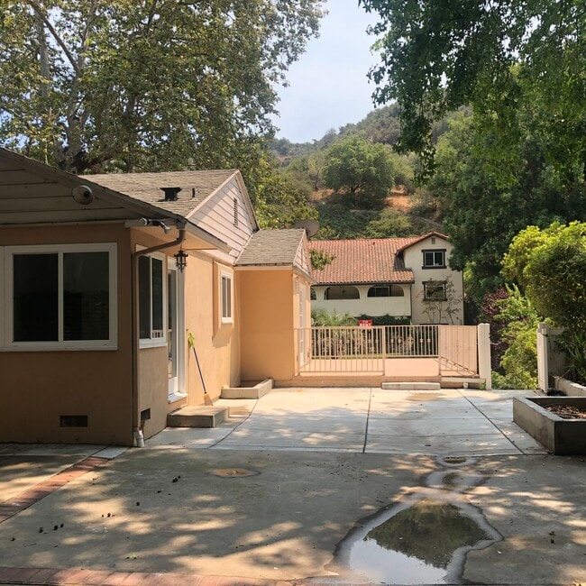 Building Photo - 2721 E Chevy Chase Dr