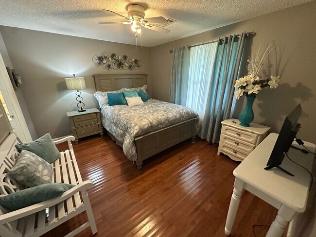 Building Photo - FULLY FURNISHED, SINGLE-FAMILY HOME IN NOR...