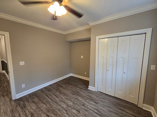 Building Photo - 545 Lakeview Dr