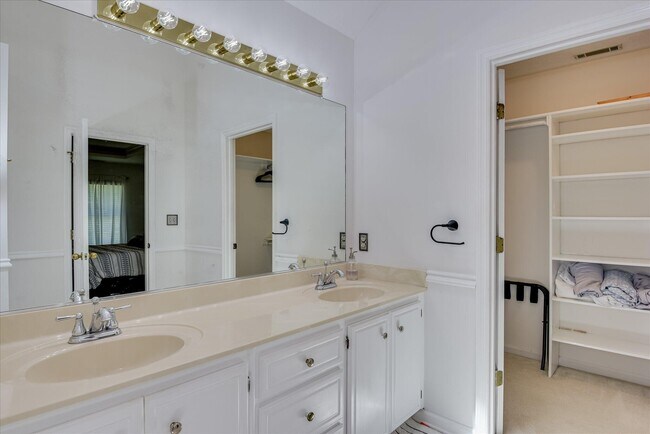 Building Photo - 869 Hickory Ridge Rd