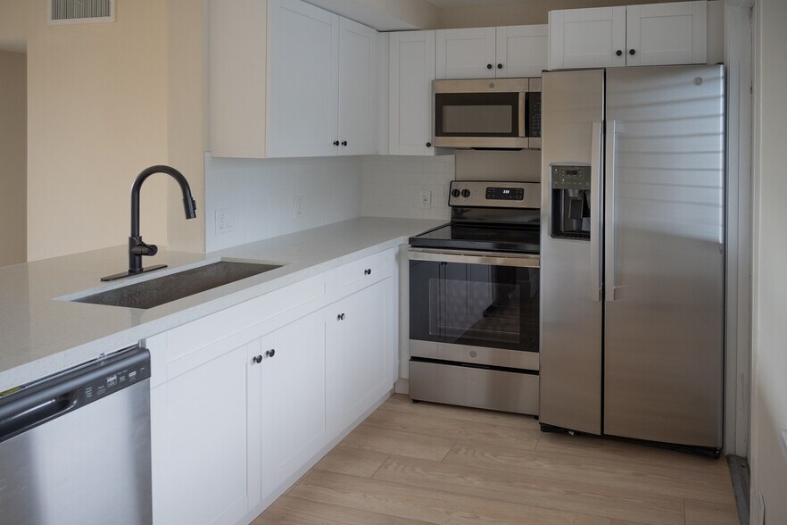 Building Photo - 3000 S Course Dr