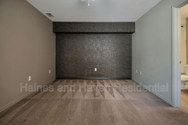 Building Photo - 2326 Fan Palm Dr