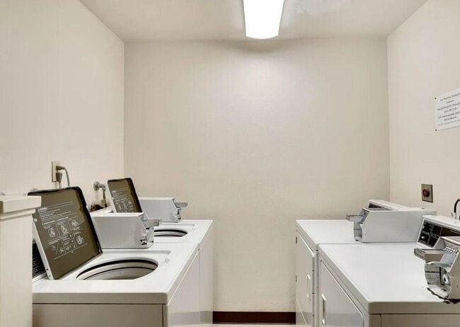 Building Photo - Beautiful 2 bedroom, 2 full bath condo in San Carlos Greens