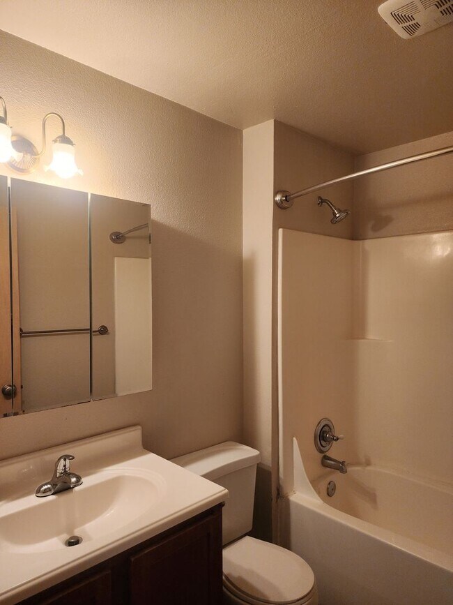 Building Photo - HALF  OFF  1ST  FULL  MONTH'S  RENT   Pet-friendly Townhouse Near Parks and Downtown Newberg - Sh...